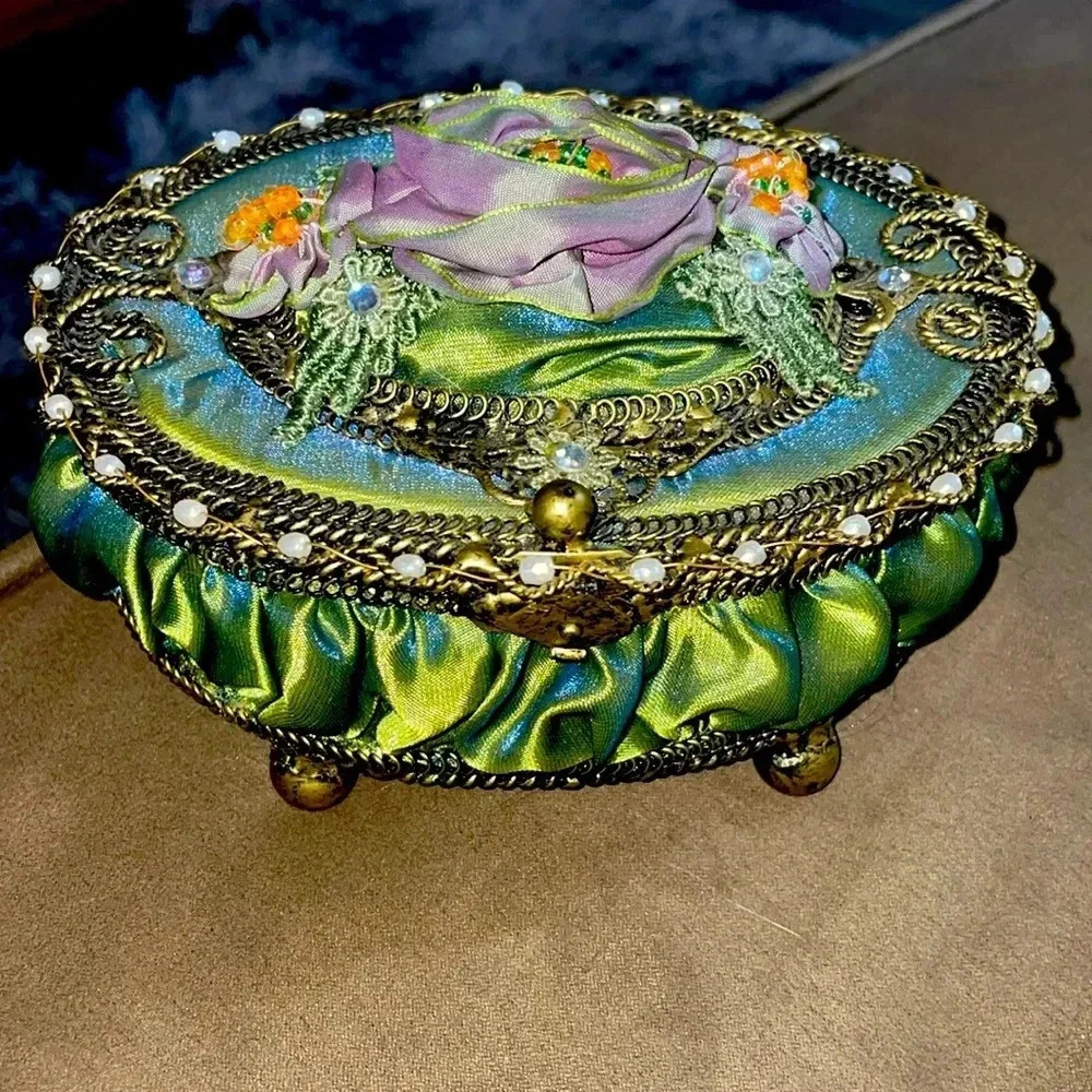 Vintage collectibles jewlery or trinket box